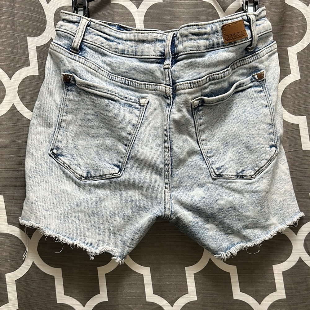 Judy Blue Light Wash Jean Shorts - Picture 3 of 3
